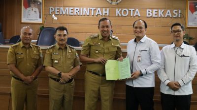 Bekasi - Pemkot Bekasi menerima hibah barang rampasan KPK berupa tujuh bidang tanah senilai Rp3,65 miliar di Jatiasih yang akan dimanfaatkan untuk polder air. Foto: Ist/Gobekasi.id.