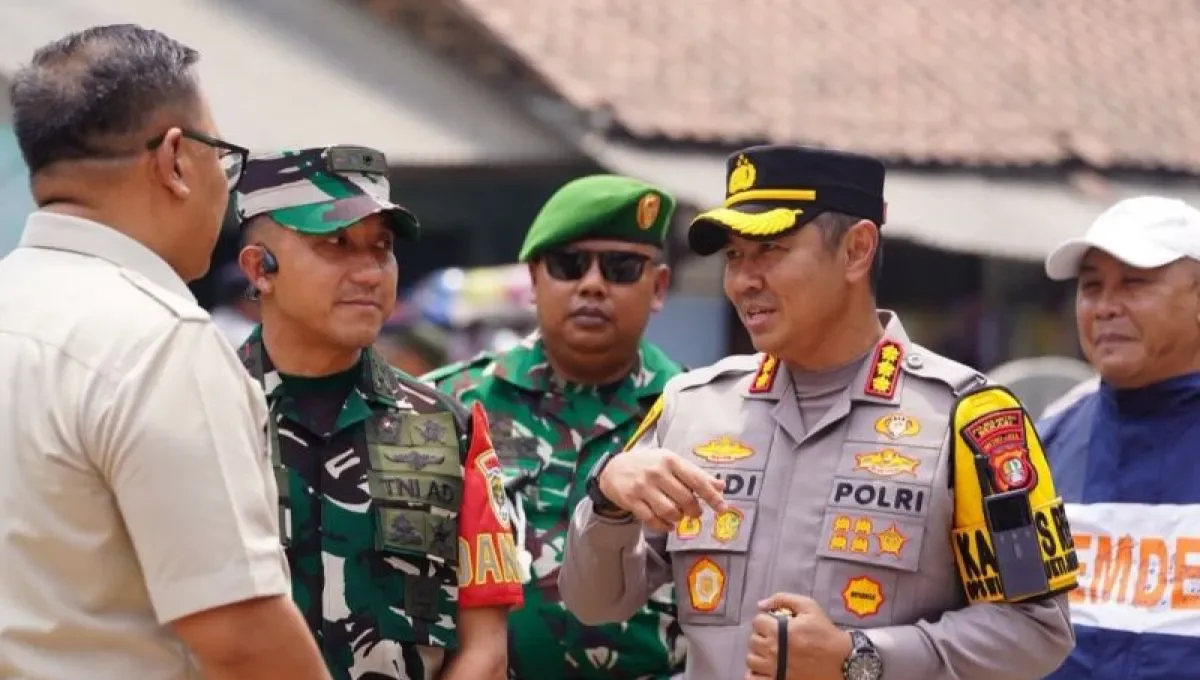 Bekasi - Kapolres Metro Bekasi Kombes Pol Andi Oddang mengapresiasi warga dan 12.261 personel gabungan yang sukses menjaga kondusivitas Pilkades Serentak 2026. Foto: Ist