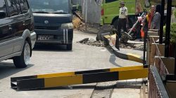 Bekasi - Truk Fuso menabrak portal di Jalan Caringin, Bekasi, Senin (21/9/2026). Tiang roboh dan menimpa pengendara Honda Vario hingga terluka. Foto: Ist/Gobekasi.id.