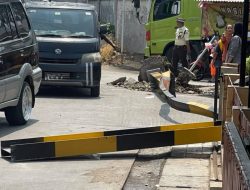 Truk Tabrak Portal di Bekasi, Tiang Roboh Timpa Pengendara Motor
