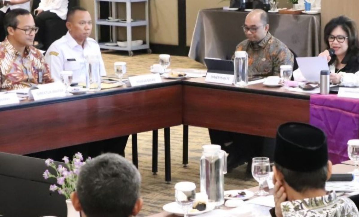 Bekasi - Sekretaris Daerah Kabupaten Bekasi Endin Samsudin (kemeja putih) menerima kunjungan Panitia Kerja RUU Kawasan Industri Komisi VII DPR RI di kawasan industri Lippo Cikarang, Kabupaten Bekasi, Rabu (23/9/2026). Foto: Ist