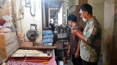 Bekasi - Petugas UPTD Meterologi Dinas Perdagangan Kabupaten Bekasi melakukan tera ulang terhadap alat ukur, takar, timbang dan perlengkapannya di Pasar Induk Cibitung. Foto: Ist