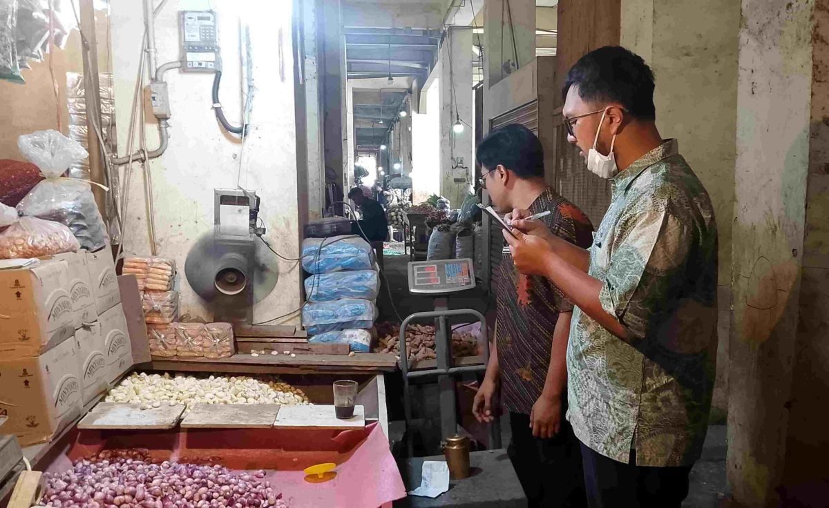 Bekasi - Petugas UPTD Meterologi Dinas Perdagangan Kabupaten Bekasi melakukan tera ulang terhadap alat ukur, takar, timbang dan perlengkapannya di Pasar Induk Cibitung. Foto: Ist