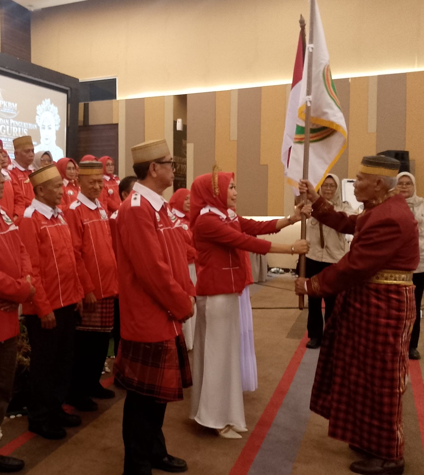 Bekasi - Widyawati Farah Imelda resmi menjabat sebagai Ketua Umum Perkumpulan Keluarga Bugis Makassar (PKBM) periode 2026–2031 usai menjalani pelantikan di Hotel Horison Bekasi pada Sabtu (19/9/2026). Foto: Ist/Gobekasi.id.
