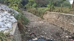 Tumpukan Sampah Sumbat Aliran Kali Pete BTR Mustikajaya, Warga Khawatir Banjir