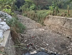 Tumpukan Sampah Sumbat Aliran Kali Pete BTR Mustikajaya, Warga Khawatir Banjir