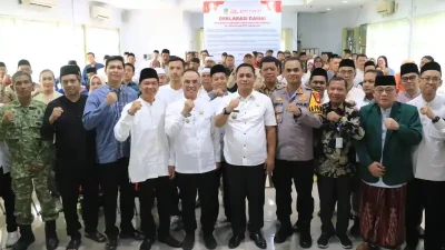 Bekasi - Plt Bupati Bekasi Asep Surya Atmaja mengimbau warga menjaga kerukunan serta menegaskan sanksi tegas bagi ASN yang tidak netral dalam Pilkades Serentak 2026. Foto: Ist/Gobekasi.id.