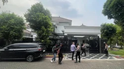 Bekasi - KPK menggeledah rumah okunum anggota Polri berinisial YS di Cibubur, Depok, terkait pengembangan penyidikan kasus dugaan suap proyek Bupati Bekasi Nonaktif, Kamis (10/9/2026). Foto: Humas KPK