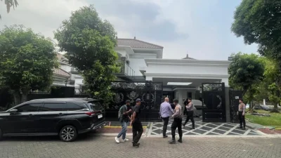 Bekasi - KPK menggeledah rumah okunum anggota Polri berinisial YS di Cibubur, Depok, terkait pengembangan penyidikan kasus dugaan suap proyek Bupati Bekasi Nonaktif, Kamis (10/9/2026). Foto: Humas KPK