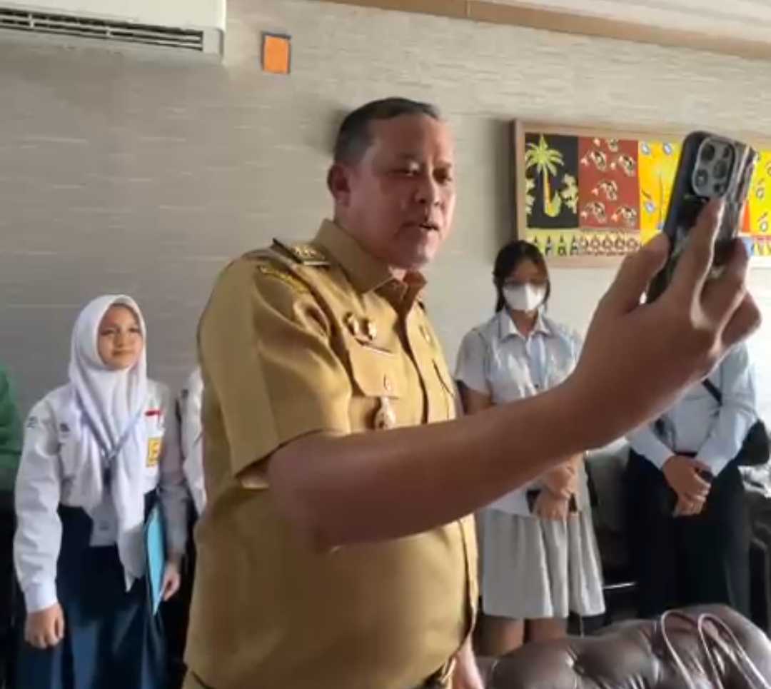 Bekasi - Timnas U20 Indonesia mengalahkan Australia 2-0 di Kualifikasi Piala Asia U20 2027. Wali Kota Bekasi Tri Adhianto memberi selamat langsung kepada Gholly. Foto: Ist/Gobekasi.id.