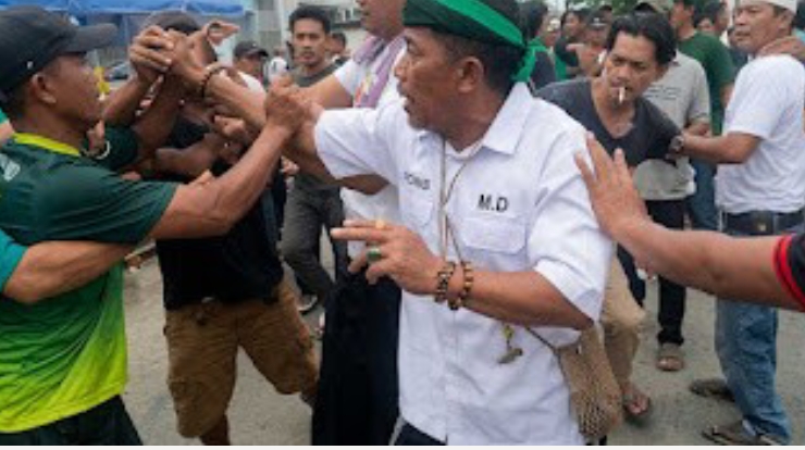 Bekasi - Penetapan nomor urut Pilkades Sukaringin, Sukawangi, Kabupaten Bekasi ricuh akibat bentrok massa pendukung dua kubu kandidat di jalan raya. Foto: Ist/Gobekasi.id.