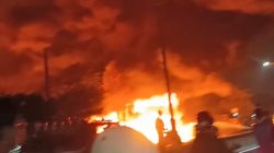 Bekasi - Kebakaran melanda lapak atau gudang palet kayu di Jalan Inspeksi Kalimalang, Cikarang Utara pada Rabu (9/9/2026) tengah malam. Foto: Ist/Gobekasi.id.