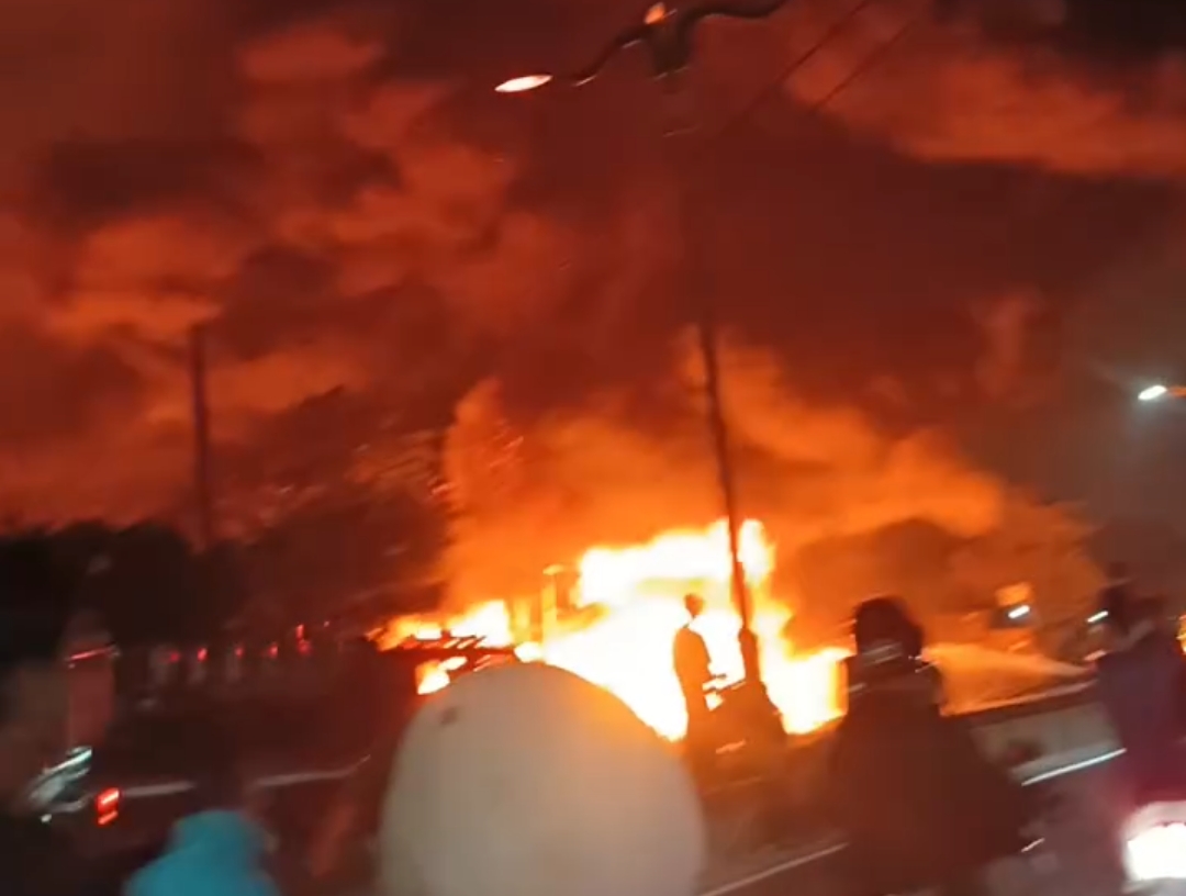 Bekasi - Kebakaran melanda lapak atau gudang palet kayu di Jalan Inspeksi Kalimalang, Cikarang Utara pada Rabu (9/9/2026) tengah malam. Foto: Ist/Gobekasi.id.