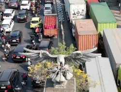 Imbas Truk Muatan Pipa Beton Mogok, Lalu Lintas Jalan Raya Bekasi dan Sultan Agung Lumpuh