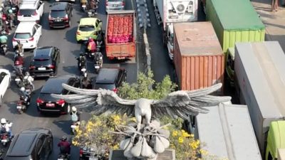 Bekasi - Foto udara kemaetan panjang di ruas Jalan Raya Bekasi - Jalan Sultan Agung gegara Truk muatan beton mengalami masalah dan mogok, Rabu (16/9/2026). Foto: Ist