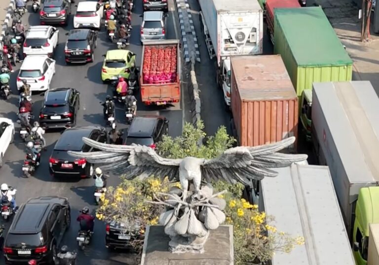 Bekasi - Foto udara kemaetan panjang di ruas Jalan Raya Bekasi - Jalan Sultan Agung gegara Truk muatan beton mengalami masalah dan mogok, Rabu (16/9/2026). Foto: Ist