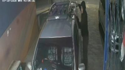 Bekasi - Pelaku pencurian Roof rack mobil Toyota Avanza milik warga di Jalan Raya Kampung Sawah, Pondok Melati, Kota Bekasi, terekam CCTV pada Rabu (16/9/2026). Foto: Ist