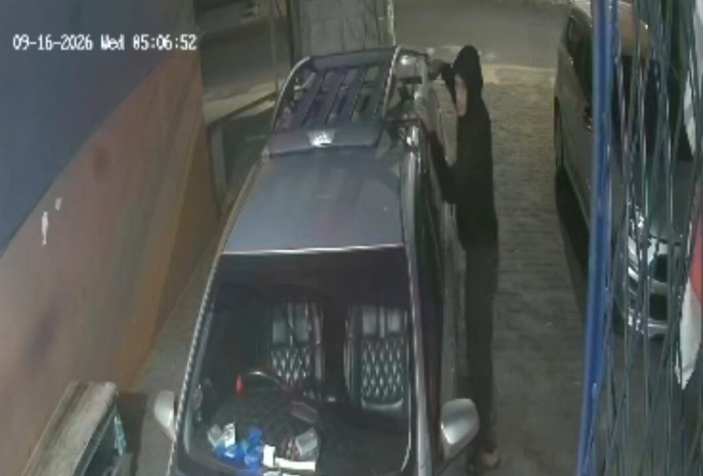 Bekasi - Pelaku pencurian Roof rack mobil Toyota Avanza milik warga di Jalan Raya Kampung Sawah, Pondok Melati, Kota Bekasi, terekam CCTV pada Rabu (16/9/2026). Foto: Ist
