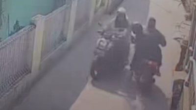 Bekasi - Tangkapan layar CCTV perempuan dijambret hingga terjatuh di Jalan Tugu Jatimulya, Tambun Selatan, Kabupaten Bekasi, Senin (21/9/2026). Tas berisi Rp1 juta dan ponsel raib. Foto: Ist/Gobekasi.id.