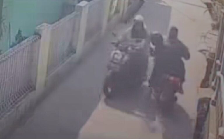 Bekasi - Tangkapan layar CCTV perempuan dijambret hingga terjatuh di Jalan Tugu Jatimulya, Tambun Selatan, Kabupaten Bekasi, Senin (21/9/2026). Tas berisi Rp1 juta dan ponsel raib. Foto: Ist/Gobekasi.id.