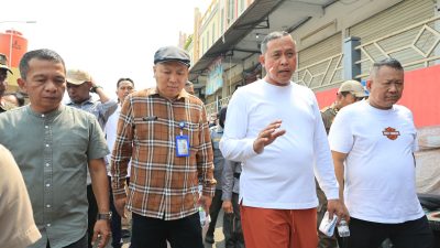Bekasi - Direktur Utama PT Mitra Patriot David Rahardja bersama Wali Kota Bekasi Tri Adhianto dan Kepala Divisi Pasar Baru PTMP Abdul Rozak saat meninjau Pasar Baru. Foto: Ist/Gobekasi.id.
