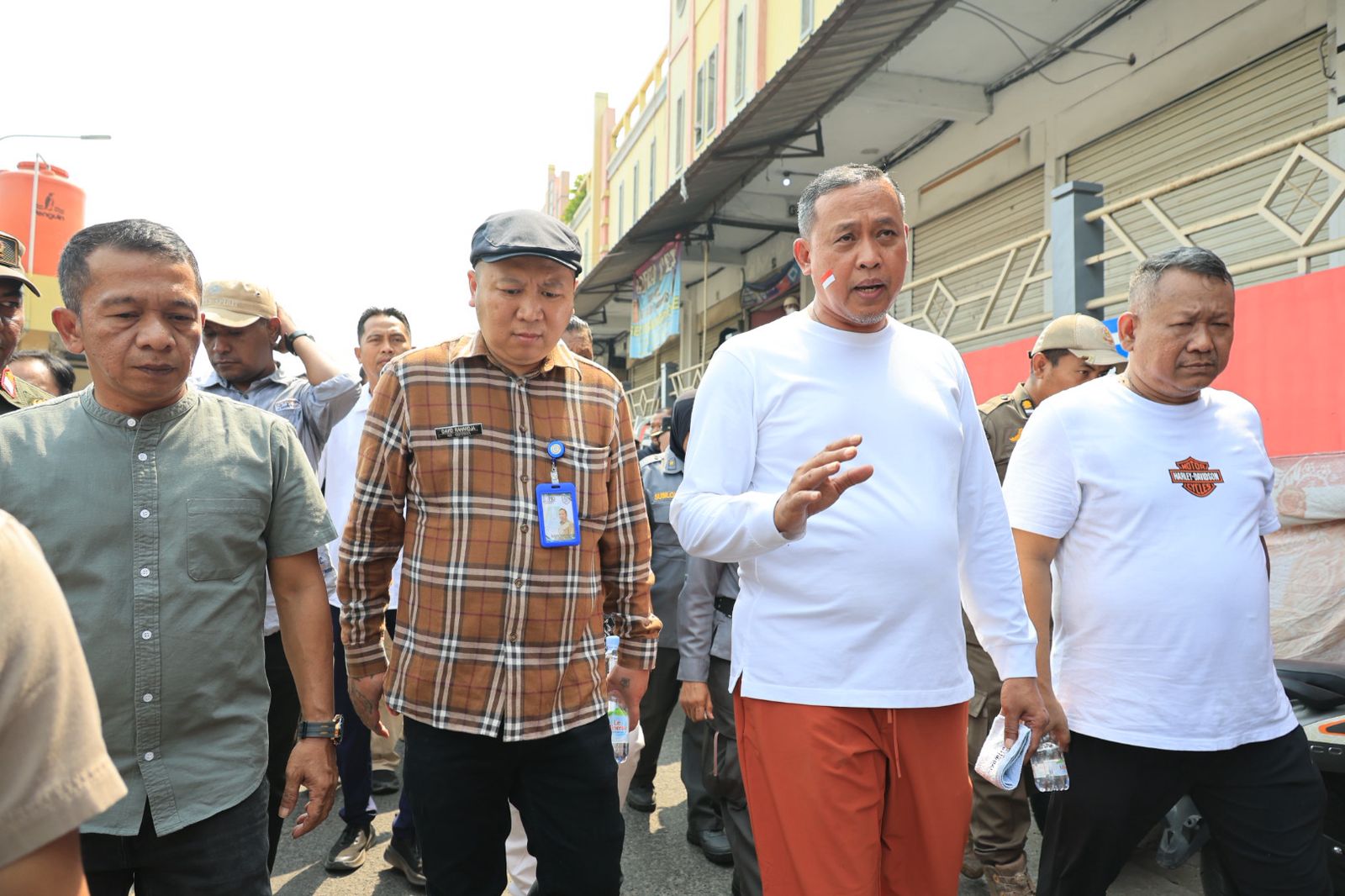 Bekasi - Direktur Utama PT Mitra Patriot David Rahardja bersama Wali Kota Bekasi Tri Adhianto dan Kepala Divisi Pasar Baru PTMP Abdul Rozak saat meninjau Pasar Baru. Foto: Ist/Gobekasi.id.