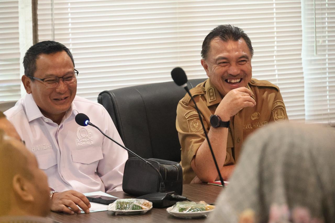 Bekasi - Wakil Wali Kota Bekasi Abdul Harris Bobihoe menerima kunjungan kerja Komisi B DPRD Kota Depok untuk membahas pengembangan konsep Sports City dan UMKM. Foto: Ist/Gobekasi.id.