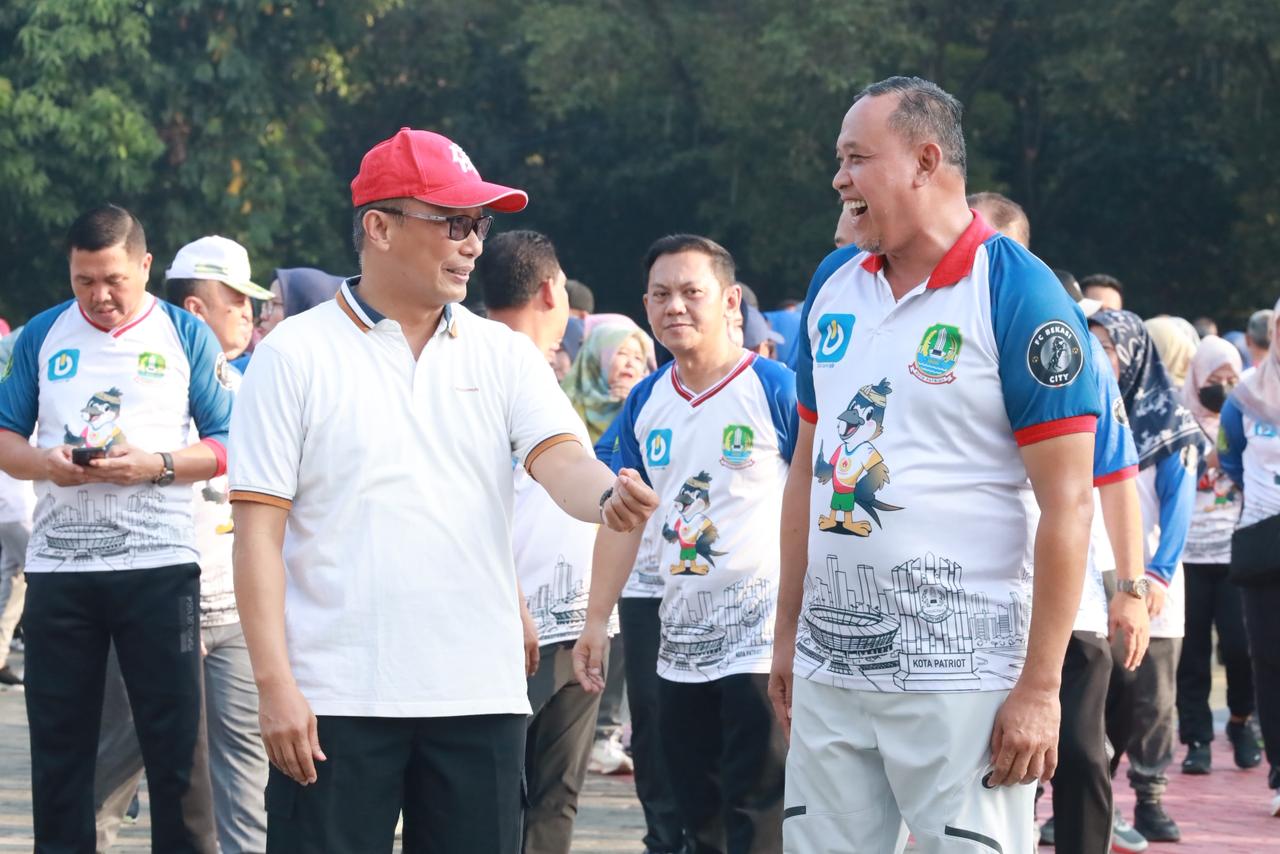 Bekasi - Kepala BKN Zudan Arif Fakrulloh bersama Wali Kota Bekasi Tri Adhianto saat memberi arahan kepada ASN Kota Bekasi untuk meningkatkan produktivitas dan menjaga disiplin kerja, Selasa (1/9/2026). Foto: Ist/Gobekasi.id.