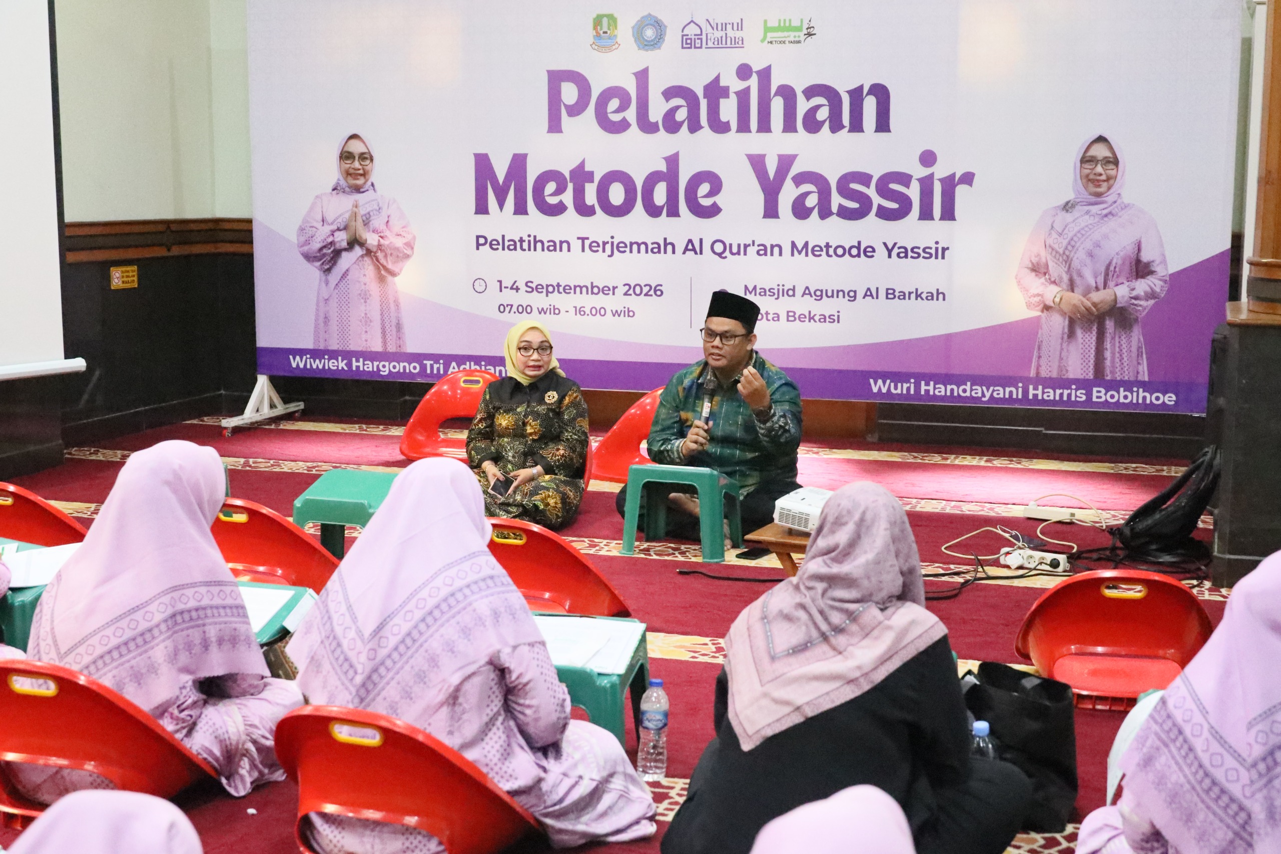 Bekasi - Ketua TP PKK Kota Bekasi Wiwiek Hargono membuka pelatihan terjemah Al-Qur’an metode Yatsir bagi pengurus PKK di Masjid Agung Al Barkah, Selasa (1/9/2026). Foto: Ist/Gobekasi.id.