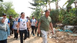 Bekasi - Wali Kota Bekasi Tri Adhianto meninjau lokasi menuju SMAN 20 dan SLB Negeri Medan Satria yang akan dibukakan akses jalan beton setebal 20 cm, Selasa (1/9/2026). Foto: Ist/Gobekasi.id.
