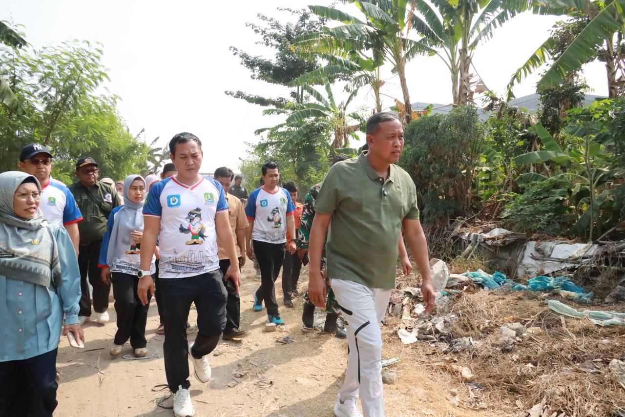 Bekasi - Wali Kota Bekasi Tri Adhianto meninjau lokasi menuju SMAN 20 dan SLB Negeri Medan Satria yang akan dibukakan akses jalan beton setebal 20 cm, Selasa (1/9/2026). Foto: Ist/Gobekasi.id.