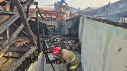 Bekasi - Disdamkarmat Kota Bekasi saat memadamkan kobaran api di sebuah kontrakan wilayah Bekasi Barat, Senin (1/9/2026). Foto: Ist/Gobekasi.id.