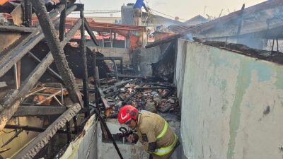 Bekasi - Disdamkarmat Kota Bekasi saat memadamkan kobaran api di sebuah kontrakan wilayah Bekasi Barat, Senin (1/9/2026). Foto: Ist/Gobekasi.id.