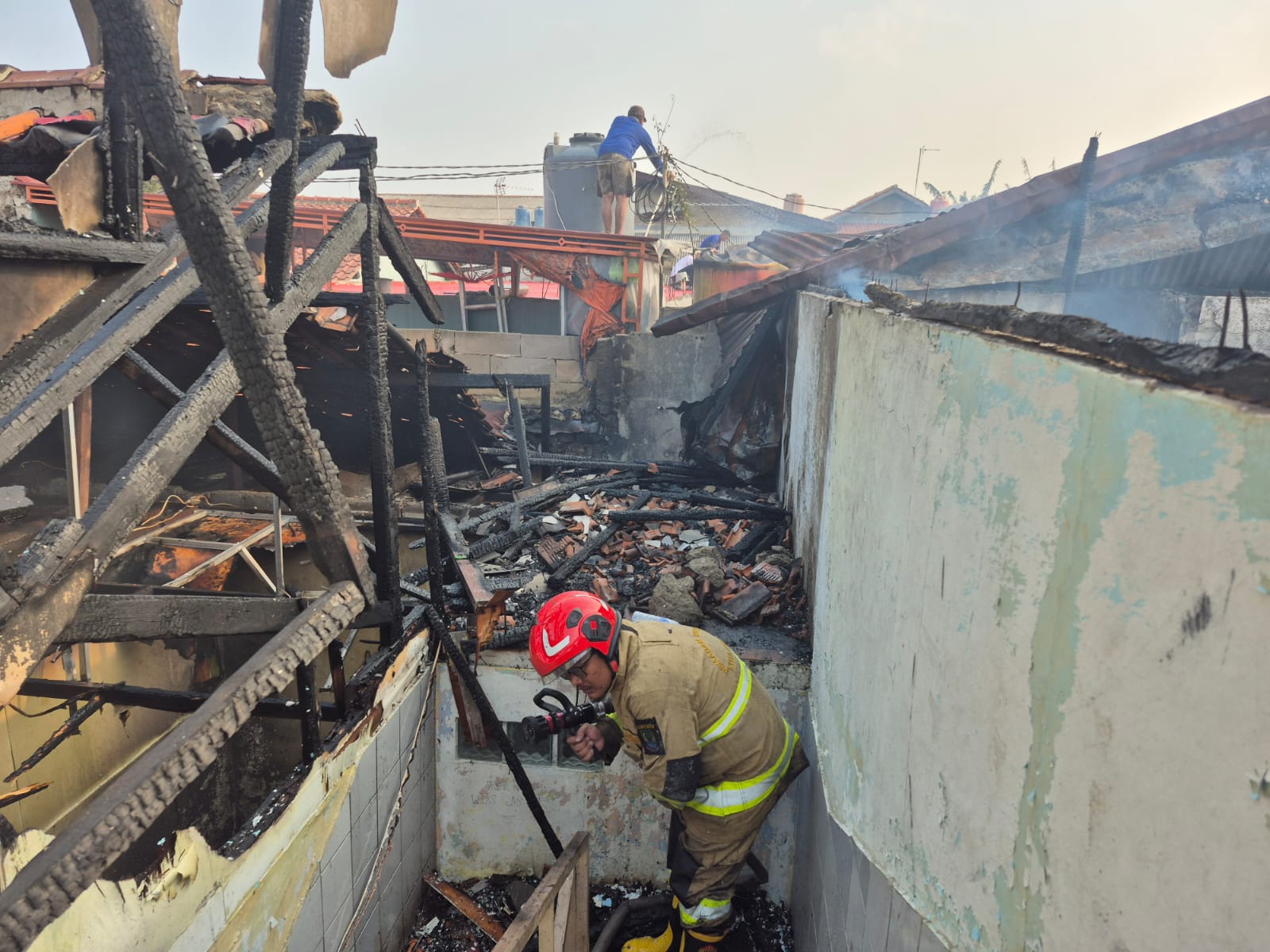 Bekasi - Disdamkarmat Kota Bekasi saat memadamkan kobaran api di sebuah kontrakan wilayah Bekasi Barat, Senin (1/9/2026). Foto: Ist/Gobekasi.id.