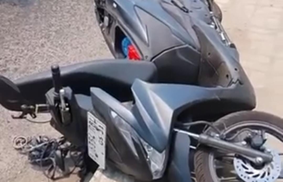 Bekasi - Kecelakaan maut melibatkan pengendara sepeda motor Honda Beat dan truk Fuso di Jalan Jenderal Sudirman, Bekasi Selatan. Korban berinisial AT tewas di lokasi, Senin (1/9/2026). Foto: Ist/Gobekasi.id.