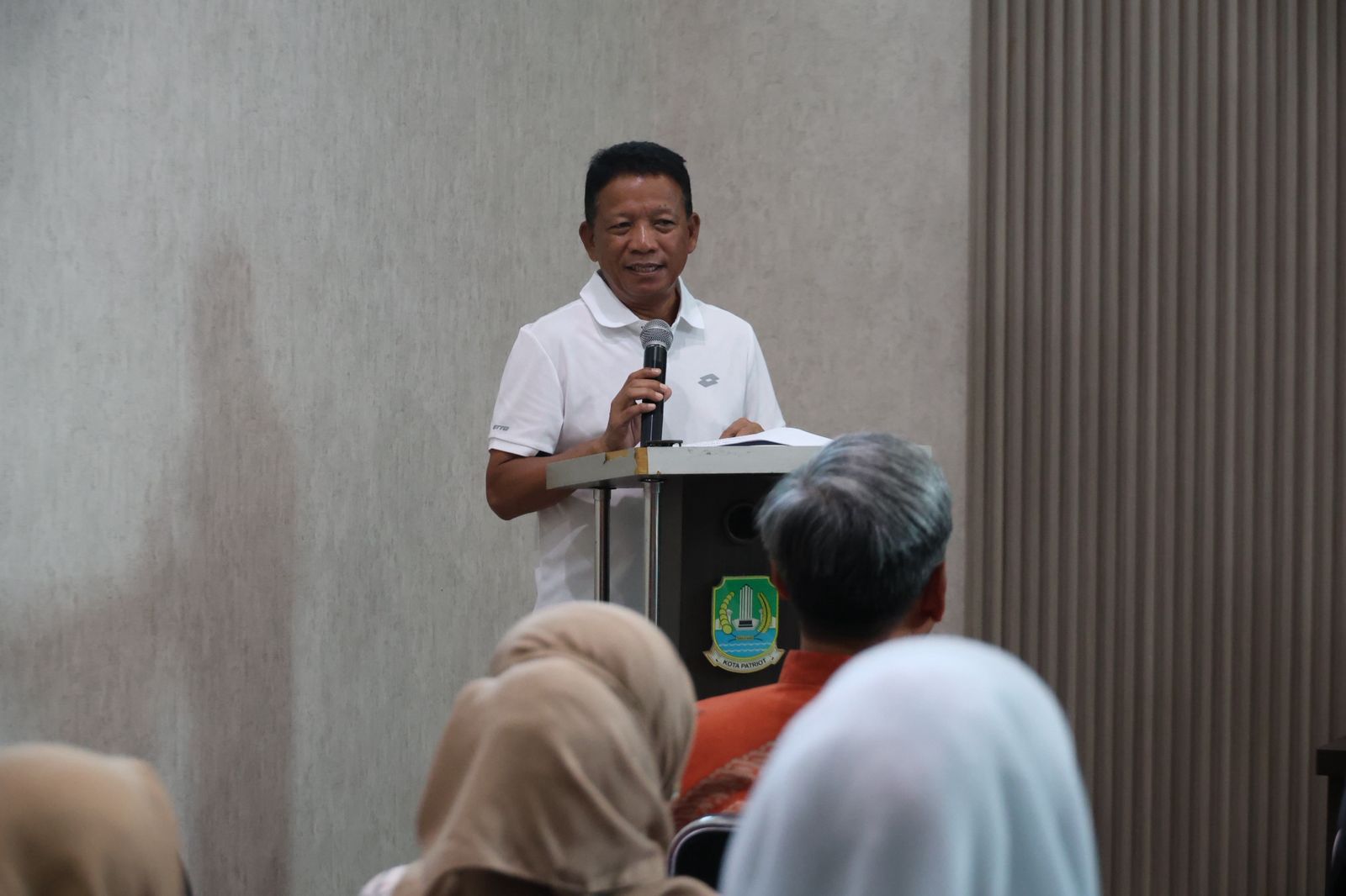 Bekasi - Sekretaris Daerah Kota Bekasi Junaedi membuka Pelatihan Kota Hak Asasi Manusia (HAM) untuk memperkuat pelayanan publik yang inklusif dan berkeadilan. Foto: Ist/Gobekasi.id.
