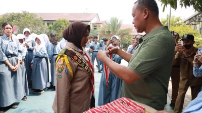 Bekasi - Wali Kota Bekasi Tri Adhianto menyerahkan penghargaan Pramuka Garuda kepada 277 siswa SD hingga SMA/SMK sebagai wujud apresiasi atas kedisiplinan dan keteladanan, Selasa (1/9/2026). Foto: Ist/Gobekasi.id.