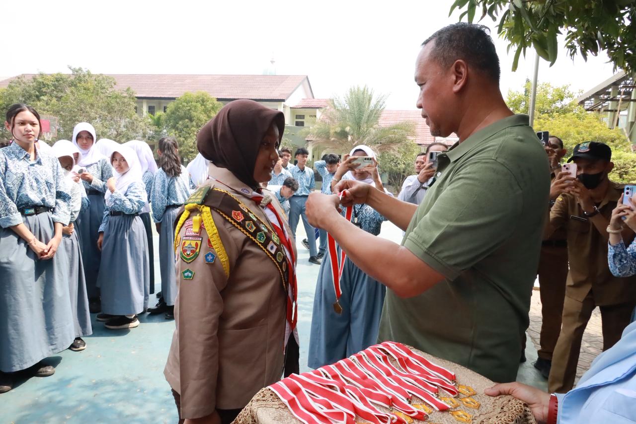 Bekasi - Wali Kota Bekasi Tri Adhianto menyerahkan penghargaan Pramuka Garuda kepada 277 siswa SD hingga SMA/SMK sebagai wujud apresiasi atas kedisiplinan dan keteladanan, Selasa (1/9/2026). Foto: Ist/Gobekasi.id.