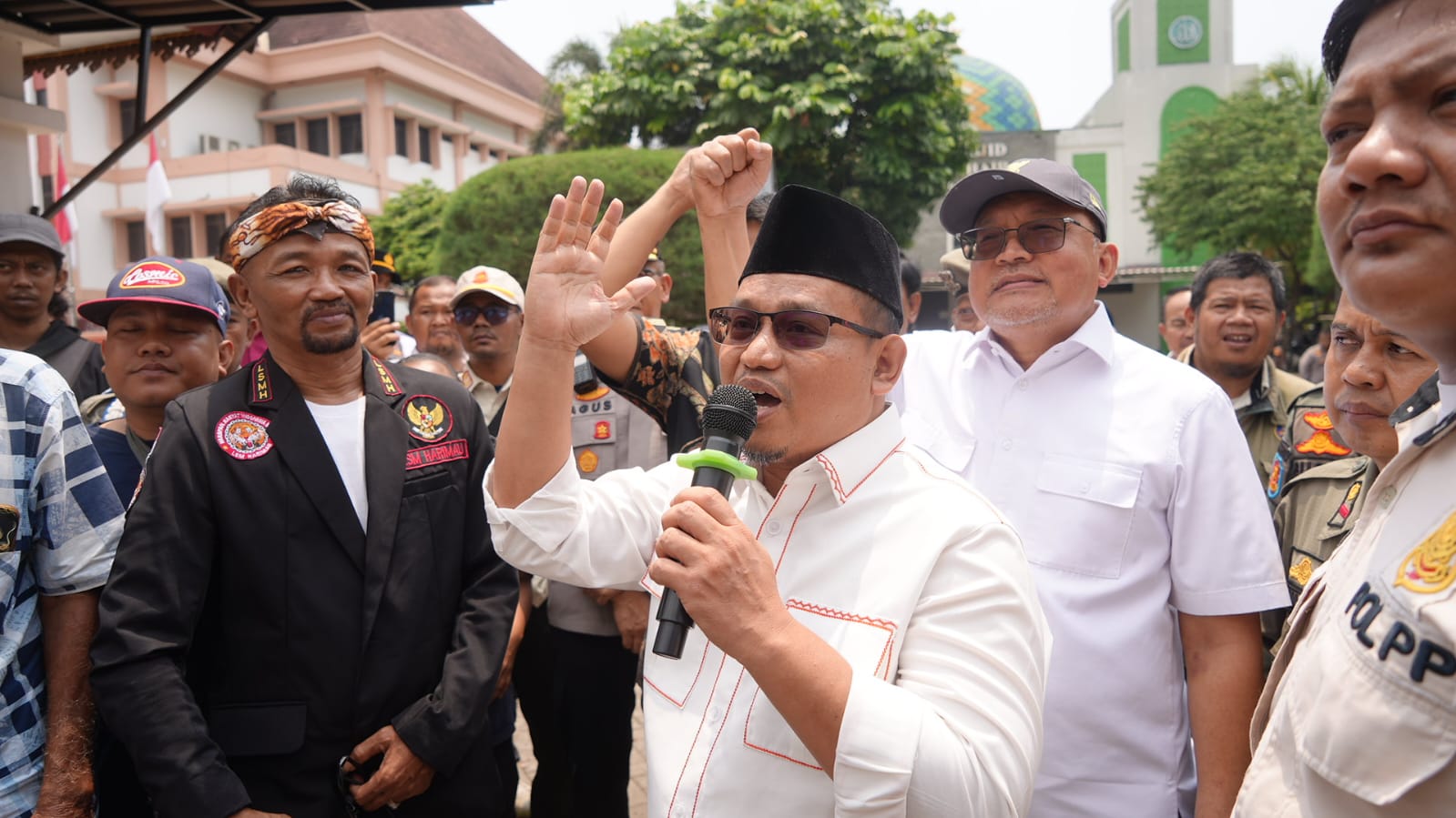 Bekasi - DPRD Kota Bekasi menerima aksi unjuk rasa aliansi PKL Pasar Baru dan mahasiswa. Ketua DPRD Sardi Efendi berjanji mengkaji ulang lokasi relokasi, Rabu (2/9/2026). Foto: Ist/Gobekasi.id.