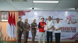 Bekasi - Pemkot Bekasi bersama Kejari dan Pengadilan Agama menyerahkan penetapan perwalian anak yatim piatu serta SKP2 keadilan restoratif demi kepastian hukum warga. Foto: Ist/Gobekasi.id.
