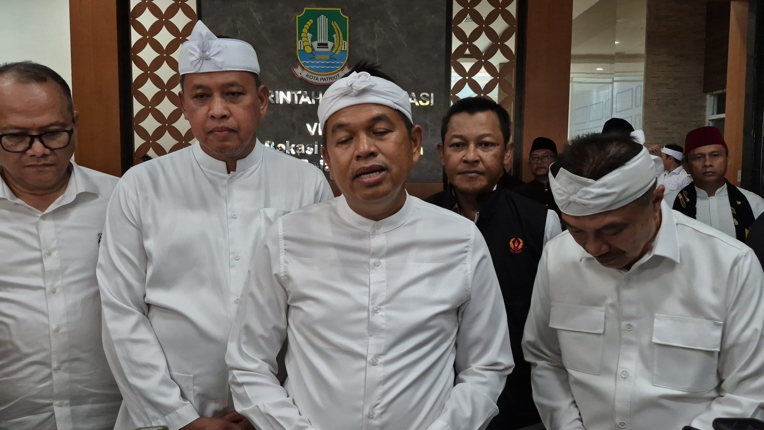 Bekasi - Gubernur Jawa Barat Dedi Mulyadi bersama Wali Kota dan Wakil Wali Kota Bekasi Tri Adhianto - Harris Bobihoe dan Ketua Umum KONI Jawa Barat, Budiana di Gedung 10 lantai Kantor Pemerintah Kota Bekasi, Jumat (4/9/2026). Foto: Septian/Gobekasi.id.