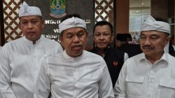 Bekasi - Gubernur Jawa Barat Dedi Mulyadi bersama Wali Kota dan Wakil Wali Kota Bekasi Tri Adhianto - Harris Bobihoe dan Ketua Umum KONI Jawa Barat, Budiana di Gedung 10 lantai Kantor Pemerintah Kota Bekasi, Jumat (4/9/2026). Foto: Septian/Gobekasi.id.