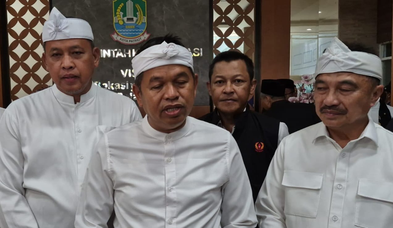 Bekasi - Gubernur Jawa Barat Dedi Mulyadi bersama Wali Kota dan Wakil Wali Kota Bekasi Tri Adhianto - Harris Bobihoe dan Ketua Umum KONI Jawa Barat, Budiana di Gedung 10 lantai Kantor Pemerintah Kota Bekasi, Jumat (4/9/2026). Foto: Septian/Gobekasi.id.
