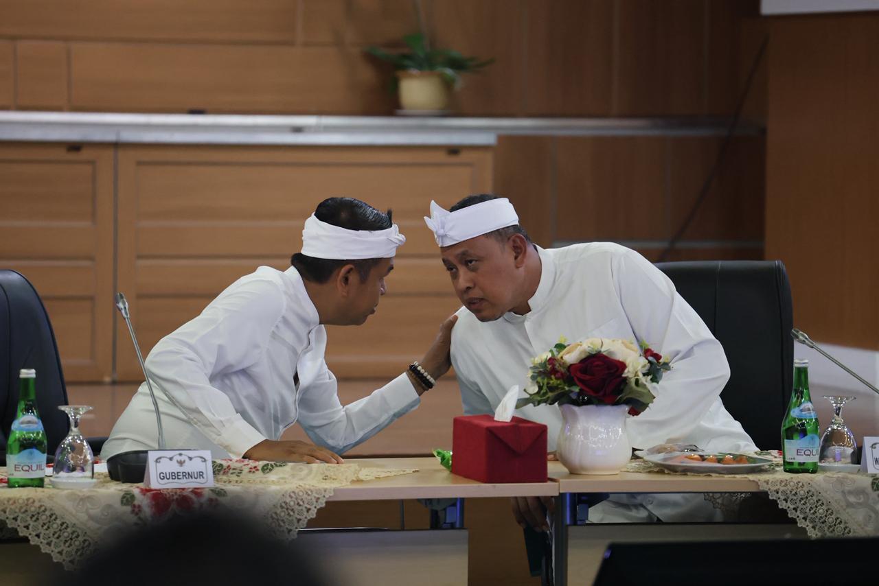 Bekasi - Gubernur Dedi Mulyadi bersama Wali Kota Tri Adhianto saat memimpin Rakor persiapan Porprov 2026 bersama dengan kepala daerah se-Jawa Barat di Gedung Lantai 10 Kantor Pemerintah Kota Bekasi, Jumat (4/9/2026). Foto: Ist/Gobekasi.id.