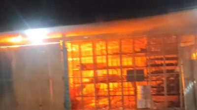 Bekasi - Sebuah toko material di Jejalen Jaya, Tambun, Kabupaten Bekasi, terbakar. Petugas pemadam kebakaran masih berjibaku memadamkan kobaran api, Jumat (4/9/2026) malam. Foto: Ist/Gobekasi.id.