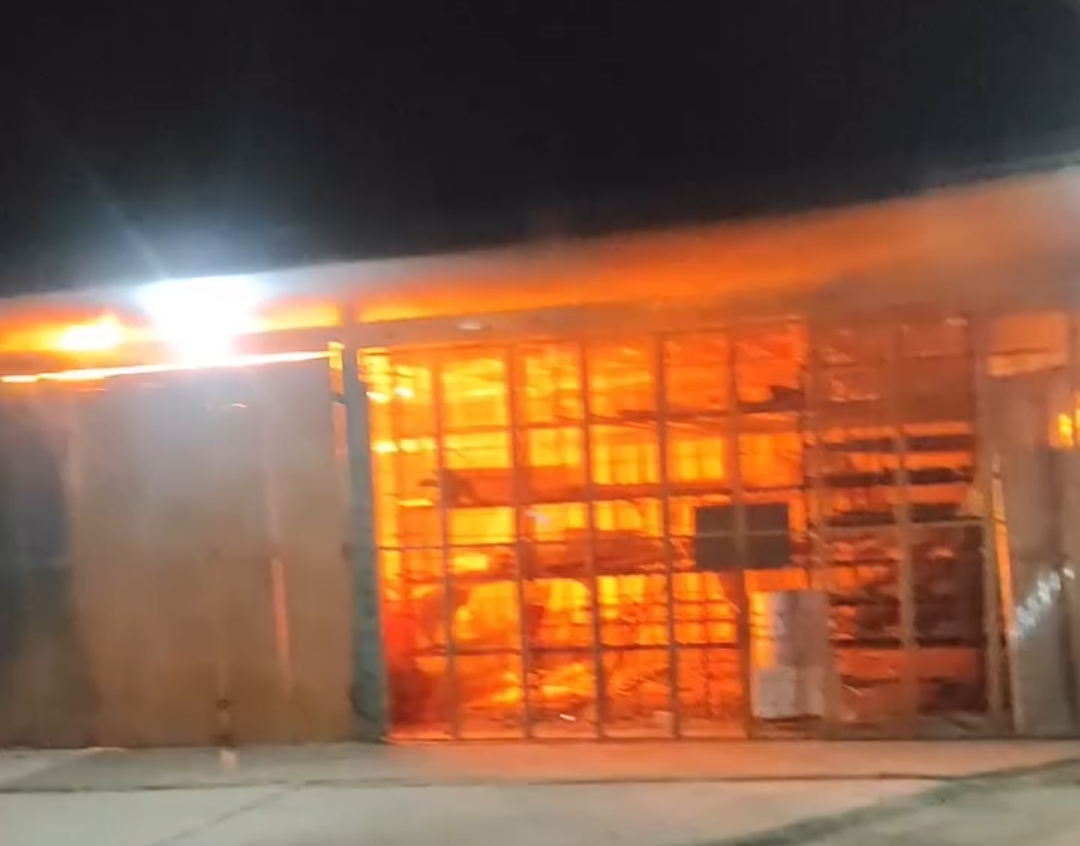 Bekasi - Sebuah toko material di Jejalen Jaya, Tambun, Kabupaten Bekasi, terbakar. Petugas pemadam kebakaran masih berjibaku memadamkan kobaran api, Jumat (4/9/2026) malam. Foto: Ist/Gobekasi.id.