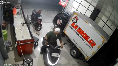 Bekasi - Pencurian sepeda motor NMAX, HP operasional, dan uang setoran terjadi di Jalan Nusantara Raya Perumnas 3, Bekasi Timur, dengan modus pura-pura beli sarapan. Foto: Ist/Gobekasi.id.