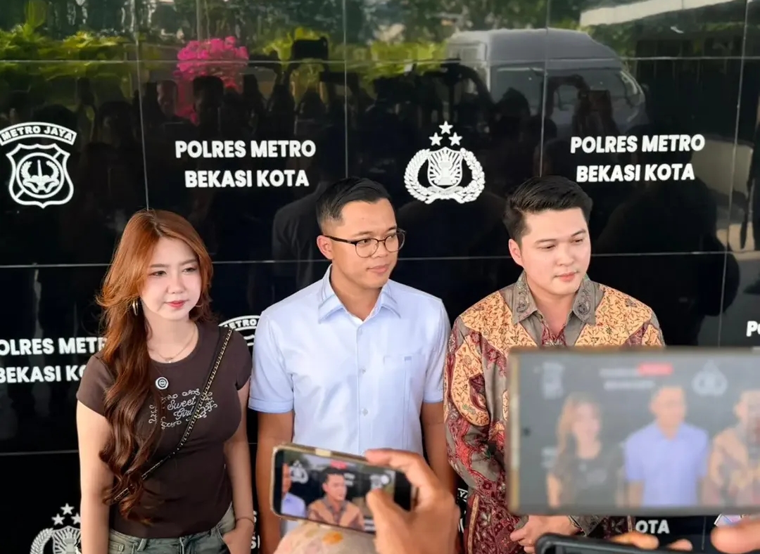 Bekasi - Kasat Reskrim Polres Metro Bekasi Kota Kompol Verdika Bagus Prasetya bersama Tiktoker Vilmei. Foto: Ist/Gobekasi.id.