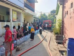 Aliran Air PDAM Mati Sejak Sabtu, Warga Bekasi Utara Serbu Bantuan Air Bersih Damkar
