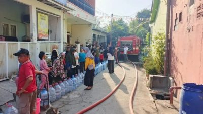 Bekasi - Aliran air PDAM Tirta Patriot mati sejak Sabtu (5/9/2026). Warga Villa Mas Garden Bekasi Utara mengantre pasokan air bersih dari mobil damkar., Minggu (6/9/2026). Foto: Ist/Gobekasi.id.